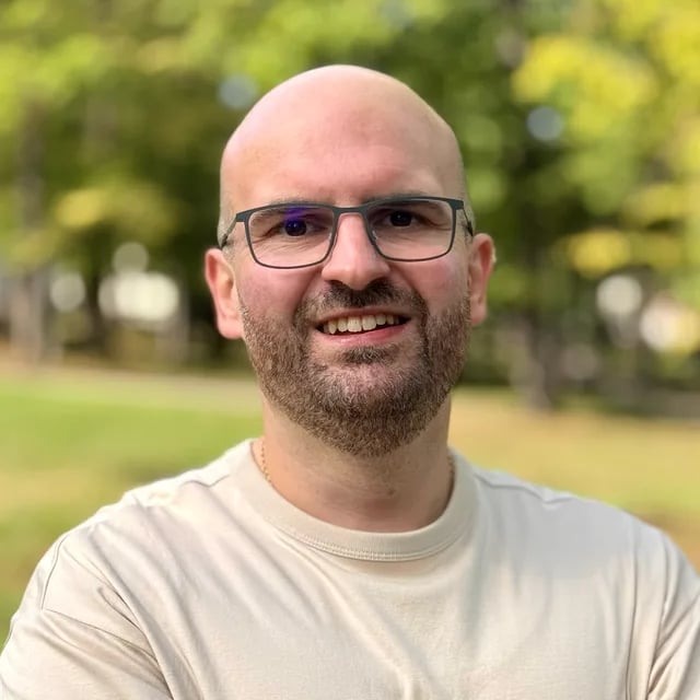 Porträt von Dominik Frank, Mitgründer und Tech-Lead von CheckerHero