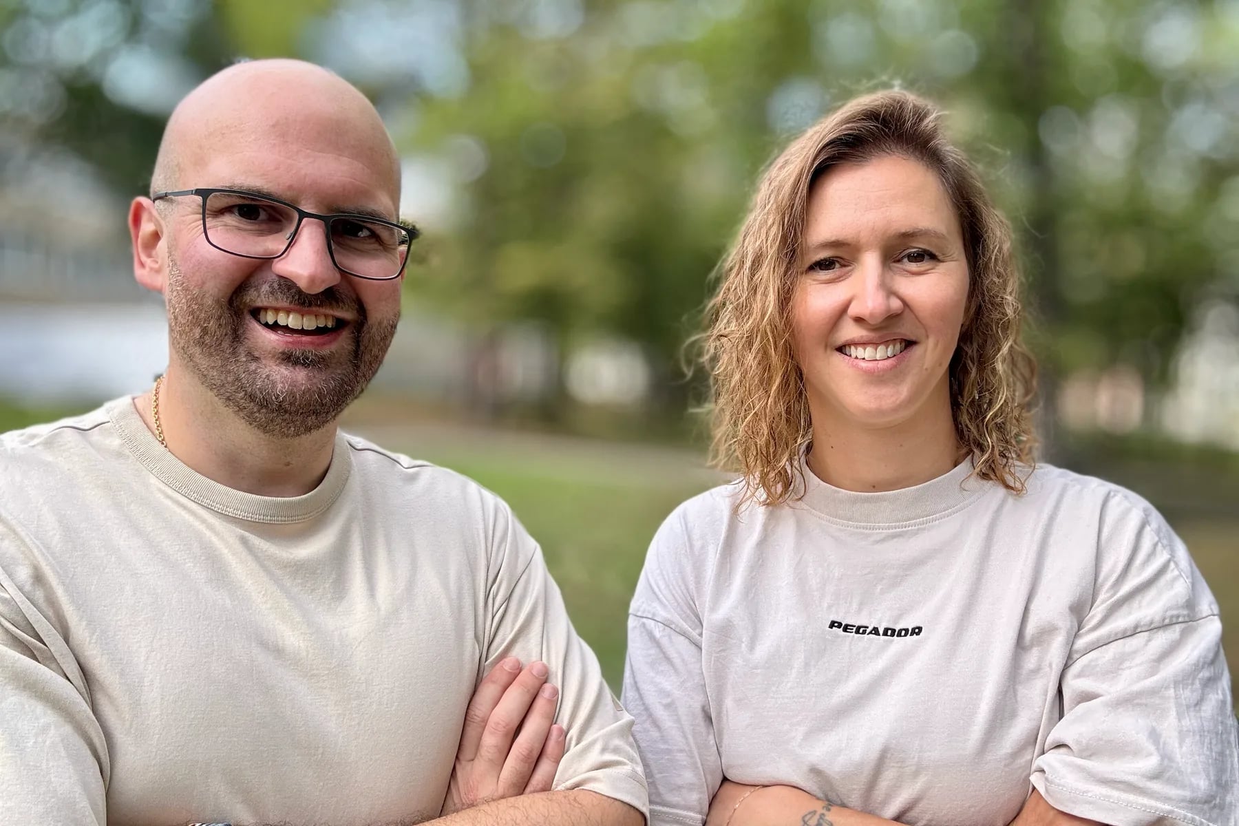 Stefanie Klaue und Dominik Frank, das Gründerteam von CheckerHero, gemeinsam lachend im Park